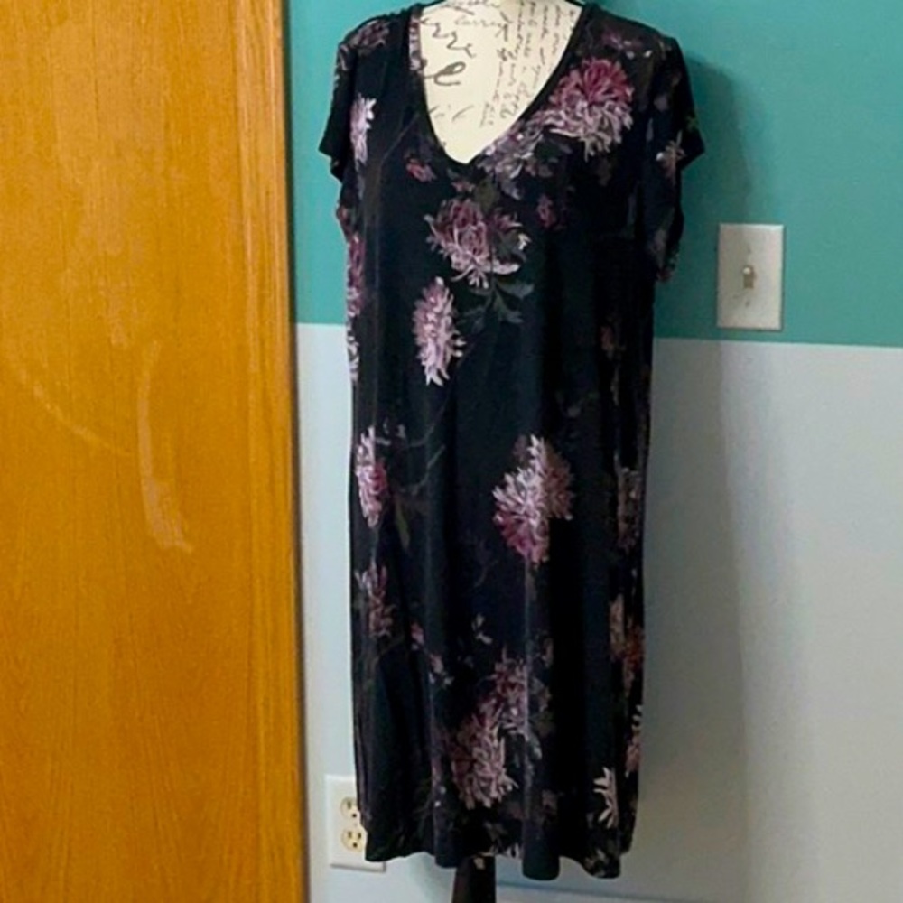 Soft t-shirt dress with romantic flowers.